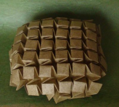 Tessellation bombe à eau de Eric Gjerde
Plié dans du papier peau d'éléphant 20x20 cm.
Grille de 16x16.
