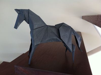 le cheval d'Hideo Komatsu
kraft noir, 35 par 35
