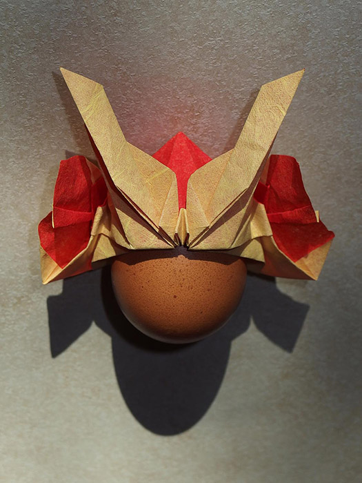 Task 4 - Samurai Helmet
Papier : deux épaisseurs de serviettes en papier rouge et deux épaisseurs de serviette en papier jaune collées au MC.
Mots-clés: origami olympiades 2016