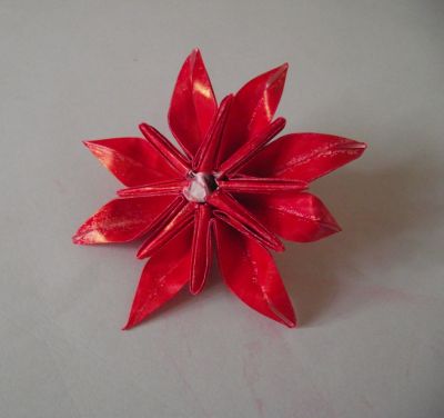 fleur 8 petales
base de l'oiseau zabutonnée, modèle de Sakoda
