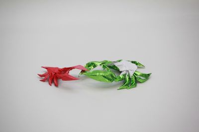 Mon Crabe
Celui de gauche est réalisé dans un papié de soie métalisé 20*20
Mots-clés: Box pleating crabe