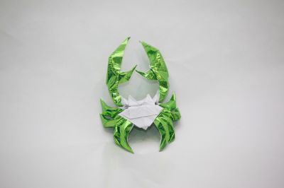 Mon Crabe
Box pleating essentiellement, une grille 24*24, avec un changmeent de couleur au centre de la feuille
Mots-clés: Box pleating crabe