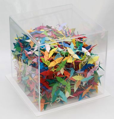 Senbazuru
Il y en a 1152 ! Le cube est en plexi, ouvert sur un coté en dimention 30*30*30
