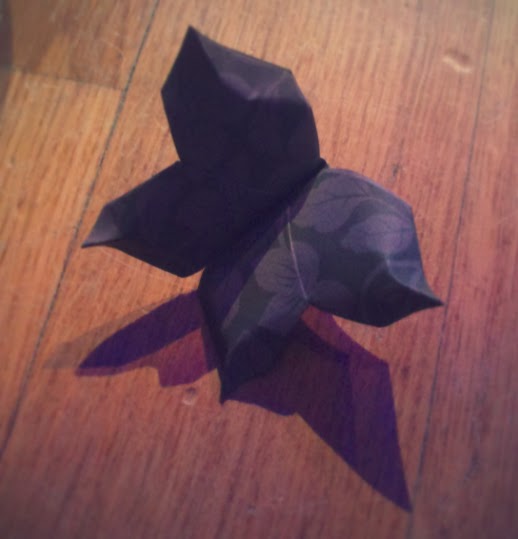 Voici un petit papillon tout simple, mais c'était la première fois que je m'éloignai du modèle de base pour lui apporter des modifications :) du coup je l'aime bien!
