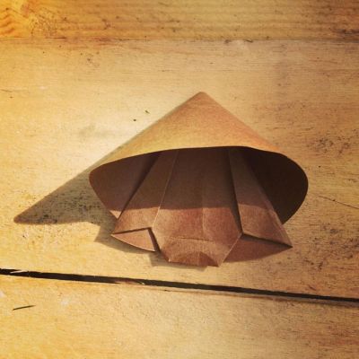 Chapeau chinois
plié dans un disque
