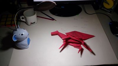 Pegasus de Satoshi Kamiya  en court de réalisation
Vue sur mon bureau avec ma tasse de café, ma lampe souris super pratique ...
Mots-clés: Pegasus de Satoshi Kamiya en court de réalisation
