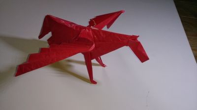 Pegasus de Satoshi Kamya 
Plier par Tomas, premier essai sur papier rose de récupération de 55cm
Mots-clés: Pegasus de Satoshi Kamiya
