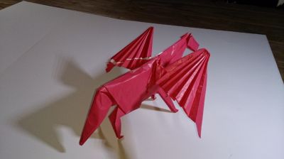 Pegasus de Satoshi Kamiya 
Plier par Tomas, premier essai sur papier rose de récupération de 55cm
Mots-clés: Pegasus de Satoshi Kamiya