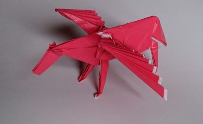 Pegasus de Satoshi Kamiya 
Plier par Tomas, premier essai sur papier rose de récupération de 55cm.
Mots-clés: Pegasus de Satoshi Kamiya