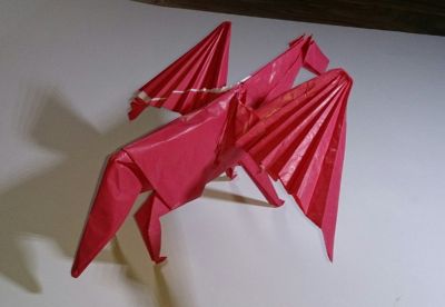 Pegasus de Satoshi Kamiya 
Plier par Tomas, premier essai sur papier rose de récupération de 55cm
Mots-clés: Pegasus de Satoshi Kamiya