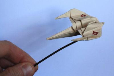 vaisseau spacial
Un petit vaisseau spatial, avec une feuille A4 coupée en deux.
Mots-clés: vaisseau spacial