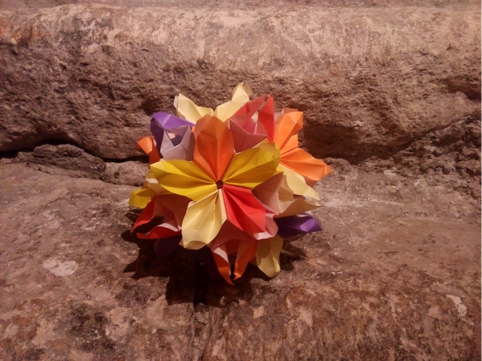 Varioball
Créateur : Blasek Christine
Variation : Viviane
Catégorie : modulaire
Nombre de modules : 30
Papier : Kami
Taille papier : 15x15 cm
Taille modèle : offert avant mesure
