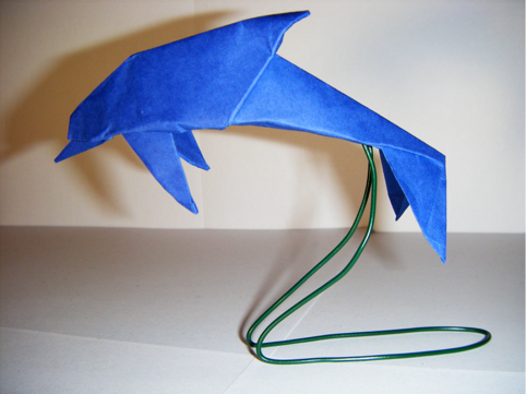 Grand Dauphin
Papier : Quentin Trollip
Papier : probablement biotope
Taille papier : 24 x 24 cm
Taille modèle : 12.5 x 4.5 x 7 cm (L x l x h)

Support : Fil de fer
Taille globale : 13.5 x 4.5 x 10 cm (L x l x h)
