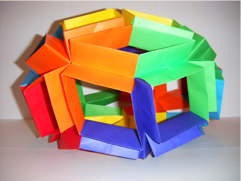 Varioball - position 1
Créateur : Jorge Pardo
Type : Modulaire
Nombre : 60 modules
Papier : Kami
Taille papier : 15x15 cm 
Taille (L x l x h) : 32 x 31.3 x 21.3 cm 
