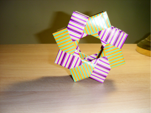 I-Ching Wheel
Créateur : Michael G. LaFosse
Type : Modulaire
Nombre : 8 modules
Papier : Kami à motifs sur les deux faces
Taille papier : 15 x 15 cm
Taille modèle (L x l x h) : 12 x 3.8 x 12 cm
