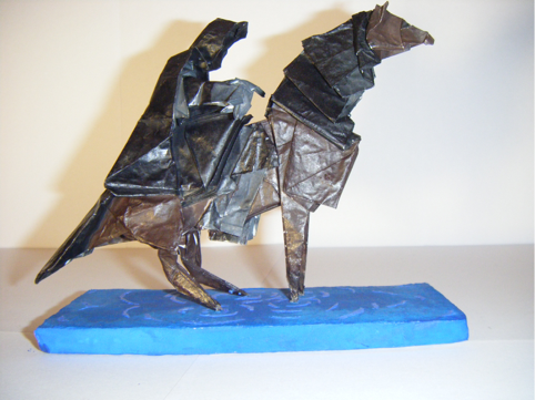 Nazgul
Créateur : Jason Ku
Papier : papier test blanc (un peu plastique d'un côté)
Taille papier : 35 x 35 (à vérifier)
Taille modèle (L x l x h) : 15 x 5.5 x 11 cm 

Supplément : Peint à la gouache et laqué

Support : Polystyrène + papier + gouache 
Taille support (L x l x h) : 14 x 6 x 0.8 cm 

