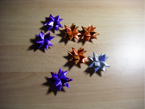 Décoration de Noël
Créateur : (je ne le connais pas)
Type : Modulaire
Nombre : 4 rubans par étoile
Papier : Bolduk
Taille papier : ≈ 1 x 25 cm
Taille modèle : 4 x 4 x 1.8 cm

