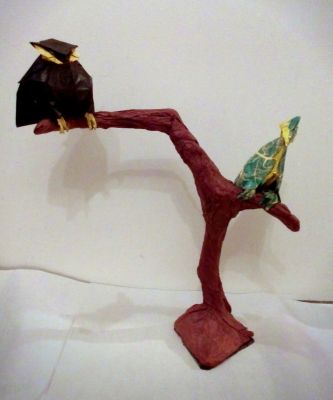 Bee-eater et Night-Owl
Créateur : Nguyen Ngoc

Origamis :
- Papier Vu.
- 3 - 4 h de pliage pour faire les 2

Support :
- Deux cintres,
- Papier de soie marron clairefontaine
- Metylan (colle à base de MC)
- Ardoise (la base)
- 1h environ de travail, sans compter le séchage et la préparation de la colle, etc.

Hauteur : 32,5 cm
Largeur :14 cm
Longueur : 28 cm
