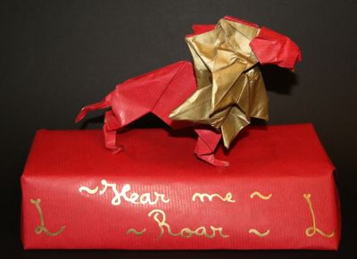 Lion de Beth Johnson
Lion de Beth Johnson, réalisé avec une feuille de 55 cm de côté de kraft bicolore rouge-or.
Mots-clés: lion beth johnson kraft