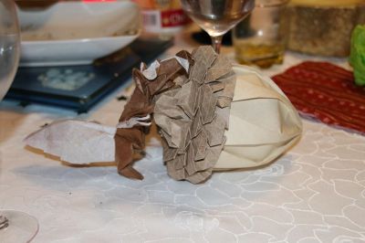 Scrat et son gland
Scrat (Fernando Gilgado), réalisé avec une feuille de 40 cm de lokta marron et soie blanche. Le gland (Beth Johnson) a un corps en peau d'éléphant et une cupule (chapeau) dans un papier que je ne connais pas, avec un aspect bois.
Mots-clés: gland scrat beth johnson fernando gilgado