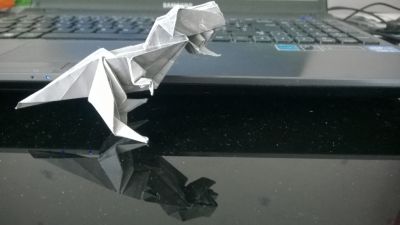 T-rex (grimlock) de Kade Chan
Première tentative. Résultat plutôt correct, les dents sont ratées, mais je n'avais pas trop idée des proportions, et j'ai suivi une vidéo. Un curieux loupé pour les pattes arrières, je ne sais pas où je me suis percé, mais j'ai eu un pli disymétrique... alors, j'ai rusé. Je le referai aussi!
