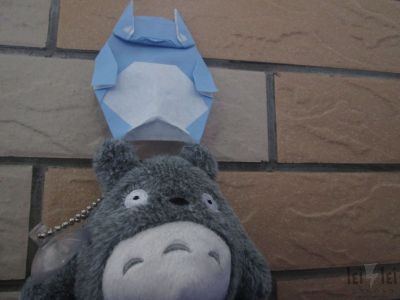 Totoro pris sur le fait
Les Totoro se sont fait avoir
Mots-clés: totoro origami beijing bleu gris blanc