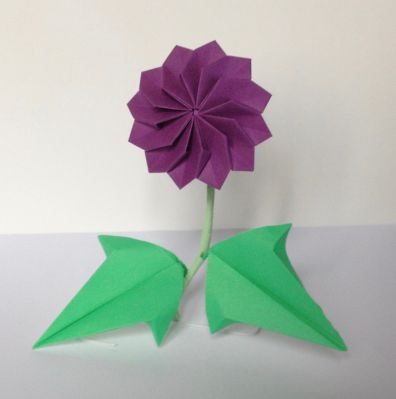 Dahlia d'Hajime Komiya
Les feuilles et le calice (permettant de bomber la fleur) sont de moi. Papier tant 15*15 (fleur) kami 7,5*7,5 (feuille) et imprimante (tige). Fil de fer pour la tige.
