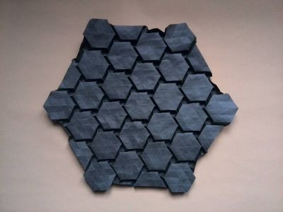 Lydia Diard - Tutoriel 1049 "Evidence"
Plié dans un Hexagone de tant gris/noir (grille 32x32).
