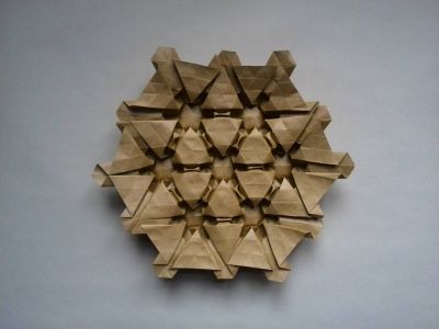Lydia Diard - Tutorial 1009
Plié dans un hexagone de tant beige (grille 32x32).
