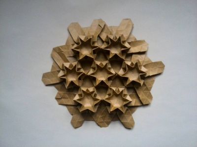 Lydia Diard - Tutorial 1009
Plié dans un hexagone de tant beige (grille 32x32).
