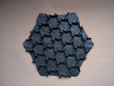 Lydia Diard - Tutoriel 1049 "Evidence"
Plié dans un hexagone de tant gris/noir (grille 32x32).
