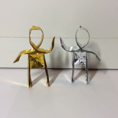 Petit bonhomme
Je l'ai crée en juin en utilisant du kami 15x15 c'est sûrement ma création préféré pour le moment !!!!!


