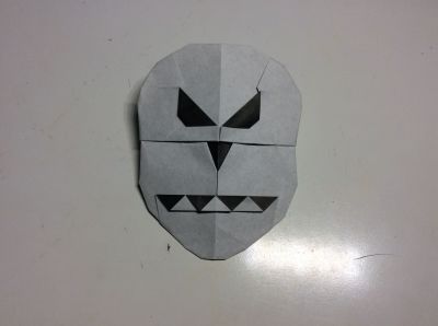 Tête de mort
Une petite creation sympathique 
J'etait parti pour faire une tête de clown mais finalement voyant le résultat, je me suis retrancher à faire une tête de mort
