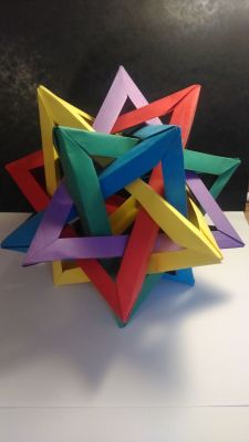 5 Tétraedres imbriqués / FIT
(Thomas Hull)
Mots-clés: origami modulaire geometrie