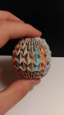 Oeuf de dragon /Dragon's egg
(Yuri Shumakov)
Mots-clés: origami oeuf dragon magic ball