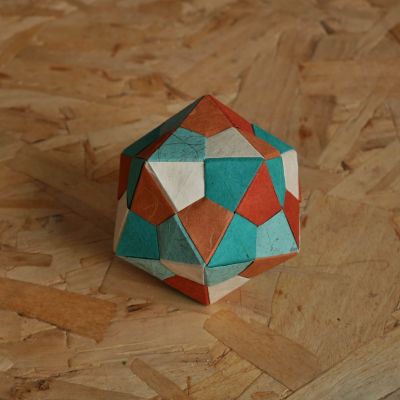 Modular Isocahedron - (Tomoko Fuse?)
multiples papiers (soie, banane, lokta) qui ont fait que cette assemblage n'a pas été facile ! 
