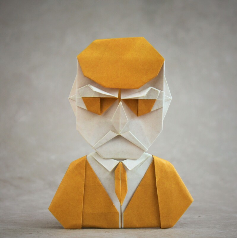 Don Raffaè
Modèle créé en 2020, plié à partir de deux carrés de kami : un pour le buste (15x15cm), un pour la tête (10x10cm).
