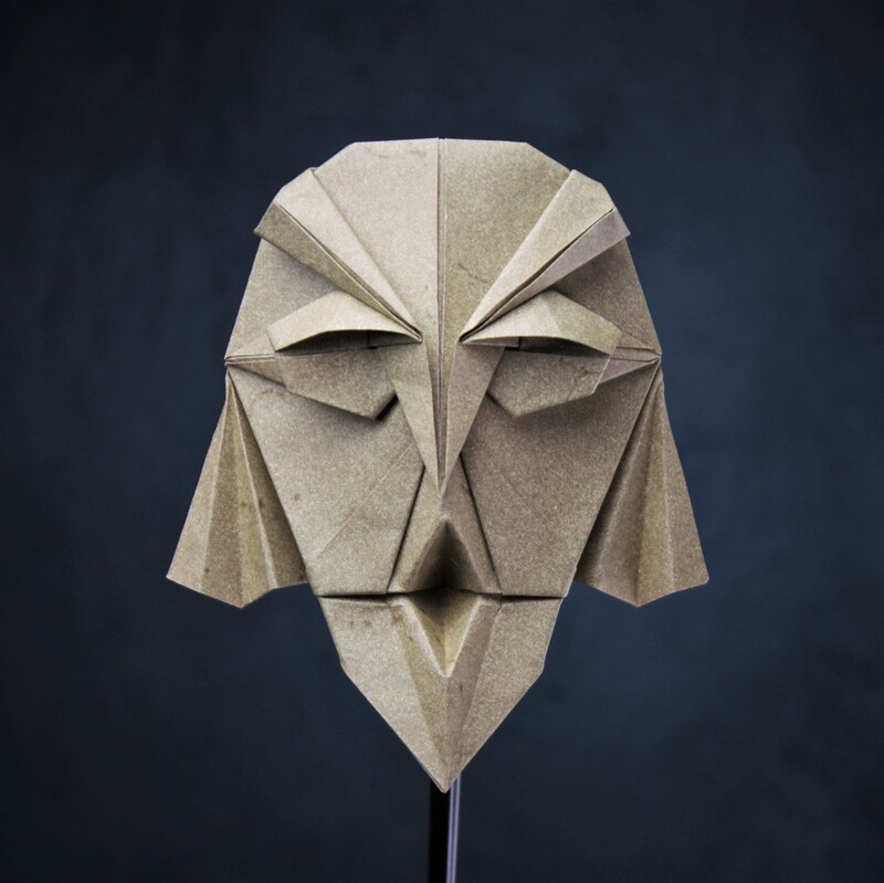 Mr Flay
Masque créé en 2020, plié à partir d'un carré de papier peau d'éléphant (24x24cm).
