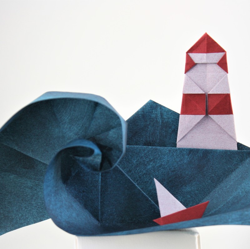 Phare
2019 - Phare plié dans un carré de 15cm.
La vague est une création d'Alex Ratner.
