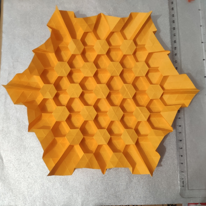 Honeycomb 
Modèle de Halina Rościszewska-Narloch, papier tant
