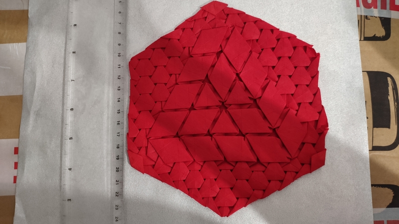 Penrose triangle 
Modèle de Alessandro beber, papier inconnu (sûrement du lokta) 
