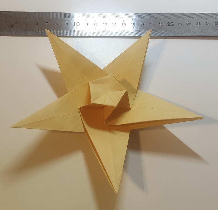 Popping star d'Etai Bokea
Plié à partir d'un hexagone issue d'un carré de satogami en 24cm
