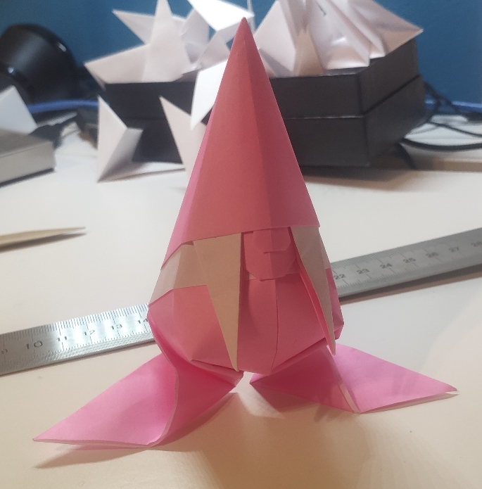 Lady gnome de Riccardo Foschi
Plié à partir d'un kami de 35cm
