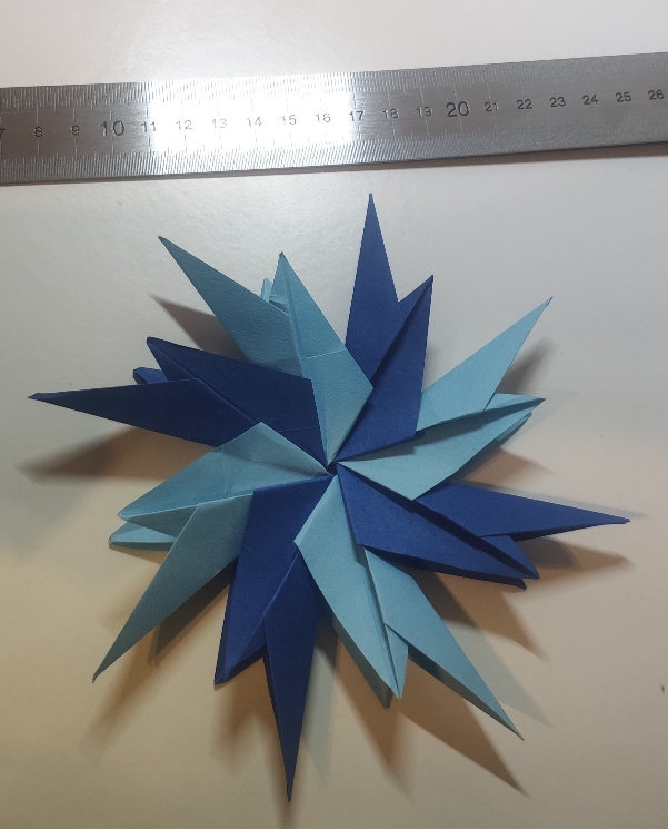 Juniperus de Andrey Hechuev
Plié avec 8 feuilles de tant en 7.5cm
