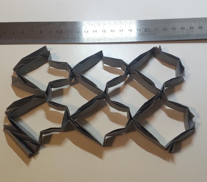 Arrow Lattice d'Hubert Villeneuve 
Plié à partir d'un papier vintage de 24cm

