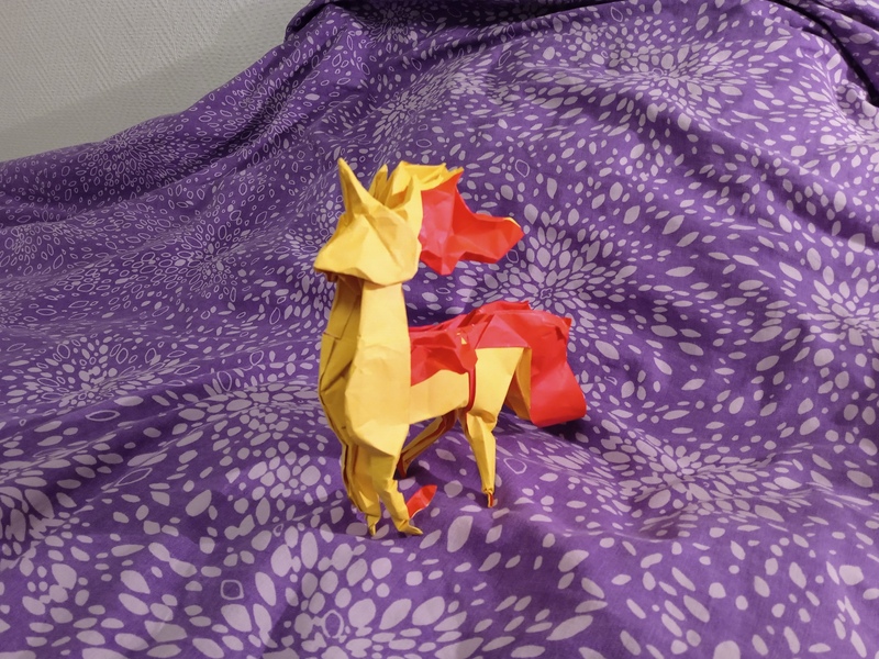 Galopa
Papier kami jaune/rouge 50x50cm. 
Mots-clés: pokemon bicolore