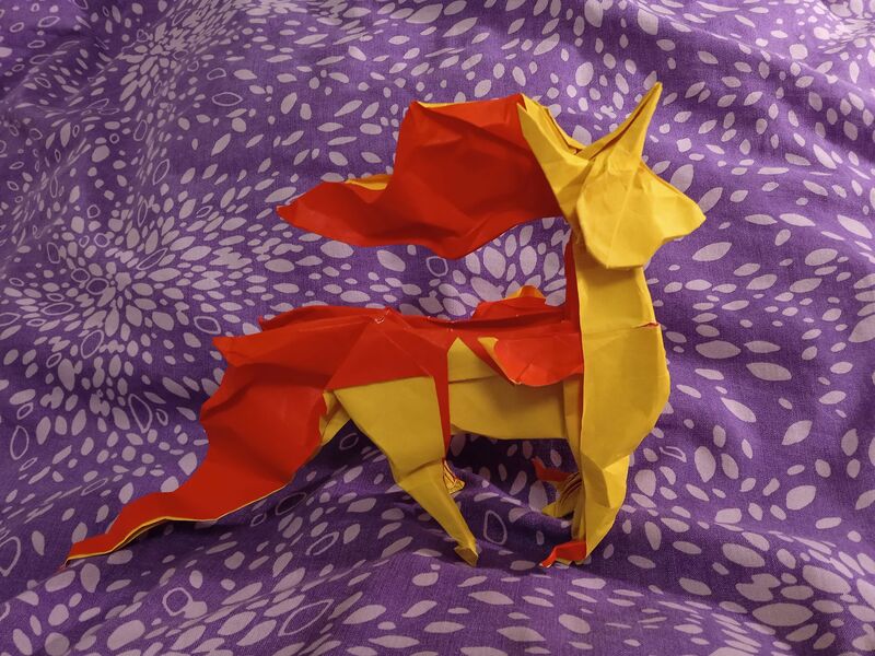 Galopa
Papier kami jaune/rouge 50x50cm. Ce modèle est resté presque achevé sur mon bureau pendant des mois avant que je décide de finir sa conception. La tête et les proportions générales m'ont donné du mal, et même ici je n'ai pas réussi à obtenir exactement ce que je visais. 
Mots-clés: pokemon bicolore