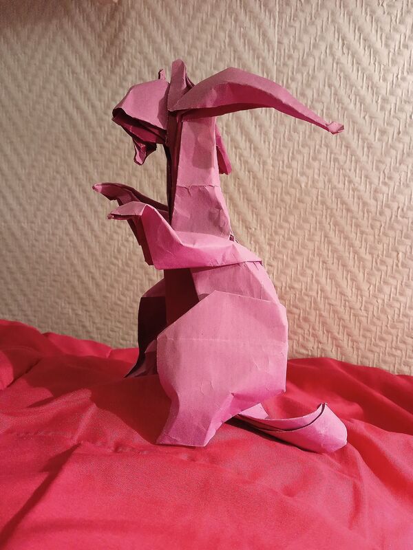 Muplodocus
La forme générale du modèle a été facile à trouver mais j'ai dû ensuite faire de nombreux essais pour ajuster les proportions. Cette version est faite avec du papier kraft rose & mauve provenant d'un bouquet.
Mots-clés: pokemon bicolore