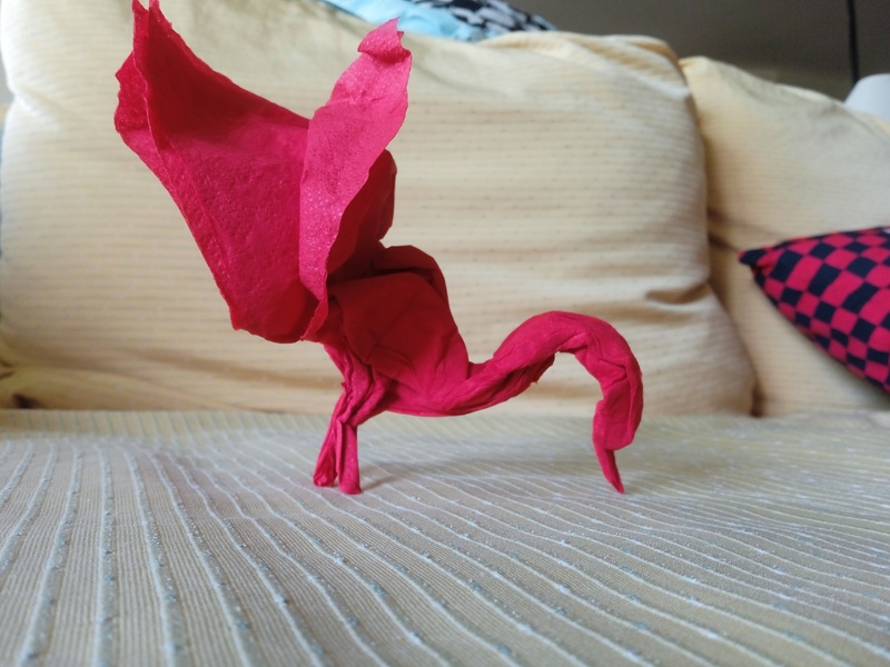 Oiseau
Un oiseau flamboyant, mi cygne mi faisan, improvisé à partir d'une serviette dans un restaurant, et mon premier pliage en pli mouillé. 
Mots-clés: animal oiseau